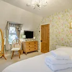 2 Bed In Oc-wa305 Holiday home
